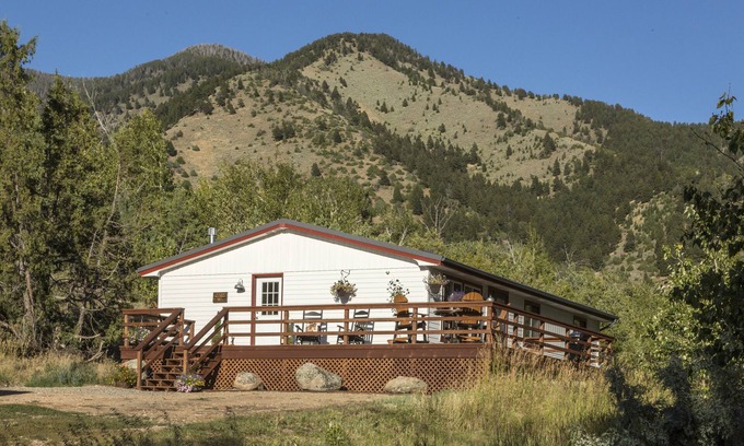Cameron House | PRIVATE creekside house on cattle ranch 45 mins from Yellowstone National Park