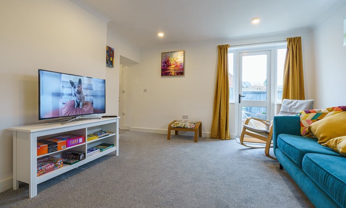 Cirencester Apartment | Private deck with newly refurbished flat attached!