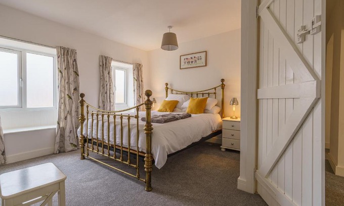 Cirencester Apartment | Private deck with newly refurbished flat attached!