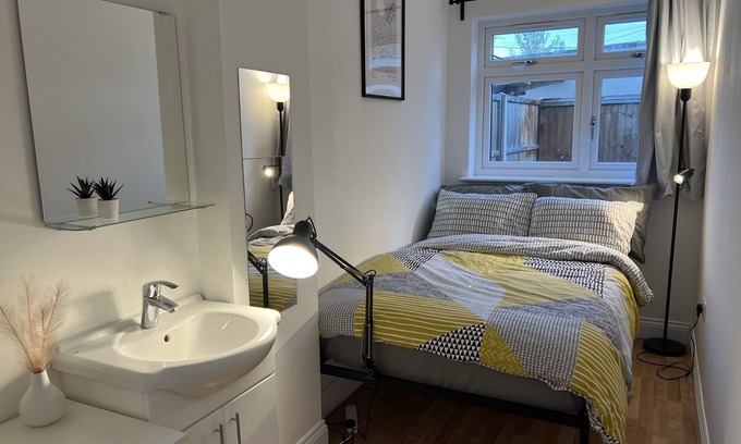 Norwood Green House | Private Double Room Mins To Central w Elizabeth L.