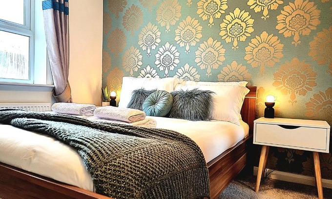Hamilton House | Private Ensuite Room in Modern Home near General Hospital