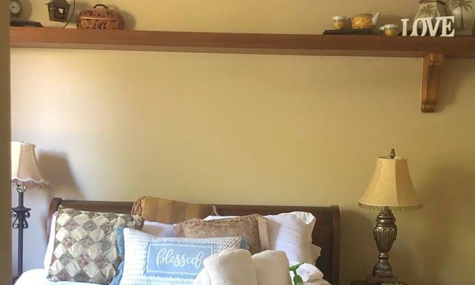 Moorpark Bed & Breakfast | PRIVATE ENTRANCE guest suite, jacuzzi bath, kitchenette, patio, hillsides.