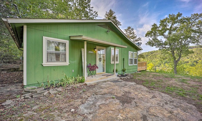 Beaver House | Private Eureka Springs Retreat w/Hot Tub!