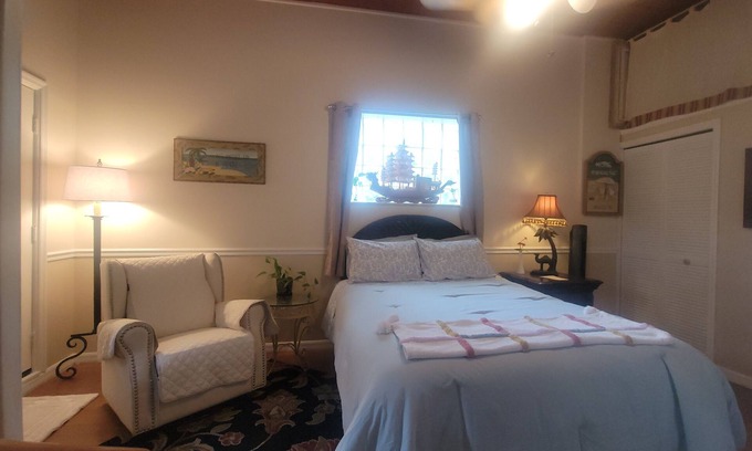 Ocala Apartment | Private Garden Efficiency in Downtown Ocala. Close to Silver Springs.