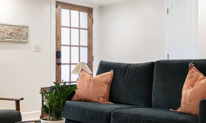 Edgewater Apartment | Private Gem, quiet street in Andersonville -1 bedroom + sofa bed + easy parking