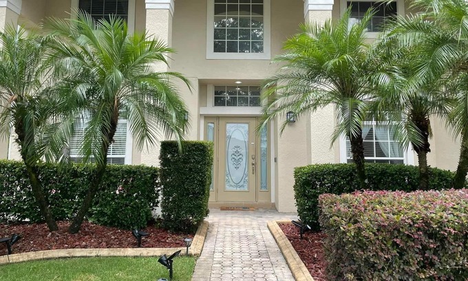 Sorrento House | Private Getaway In A Amazing Golf Course Prestige Community Minutes from Disney!