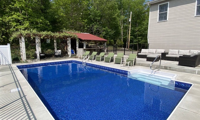 Tannersville House | Private heated pool. Camel beach. 6 bdr Secluded Villa in the heart of Pocono