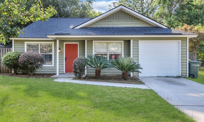 Savannah House | Private home close to everything!