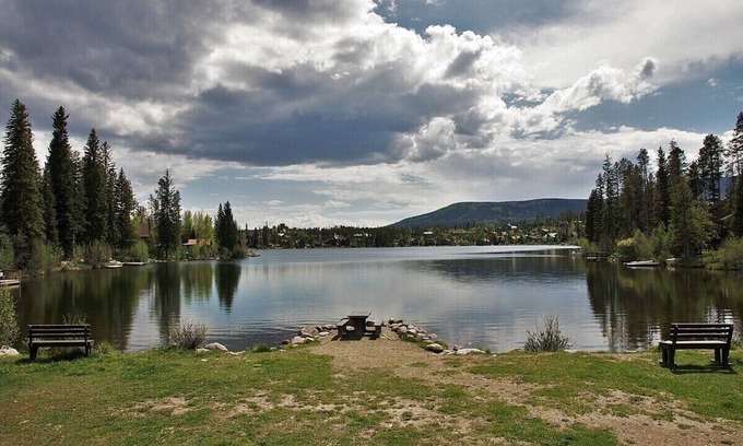 Grand Lake Cabin | Private Home w/Large Yard, Gas Grill, Firepit & Picnic Tables