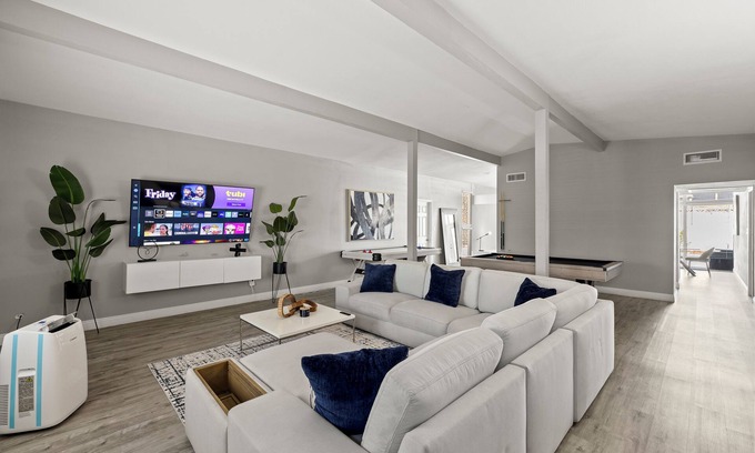 Charleston Preservation House | Private home with Pool! Sleeps 16 people