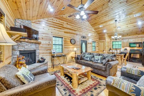 Broken Bow House | Private Hot Tub and Deck Woodsy Broken Bow Retreat