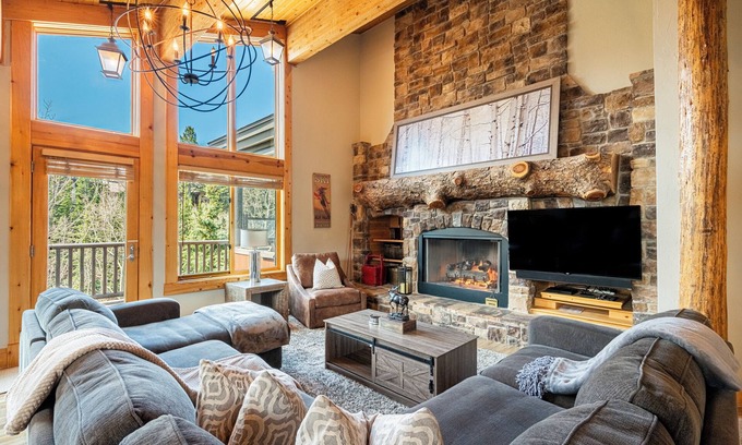 Deer Valley Condo | Private Hot tub & BBQ, Shuttle! Luxury Amenities & walk to lifts