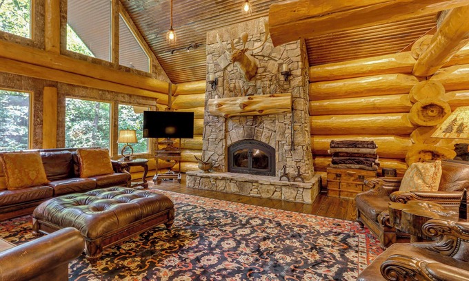 Ranger Cabin | Private Hot Tub & Home Theater: Ranger Log Cabin!