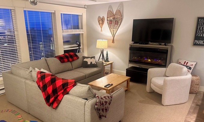 Big White Ski Resort Condo | Private Hot Tub! LOCATION! Ski in/out on Perfection Run, 5 min walk to village