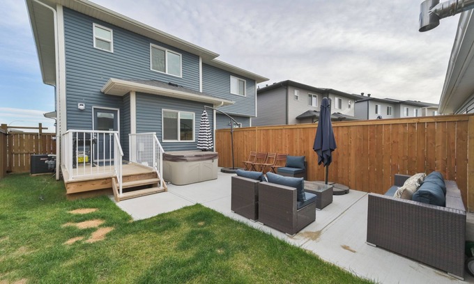 Calgary House | Private HOT TUB! NEW Modern Home, 5min to Airport!
