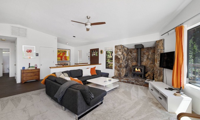 Carnelian Bay Cabin | Private Hot Tub, Play Room, Close to Northstar and Olympic Valley, Sleeps 10
