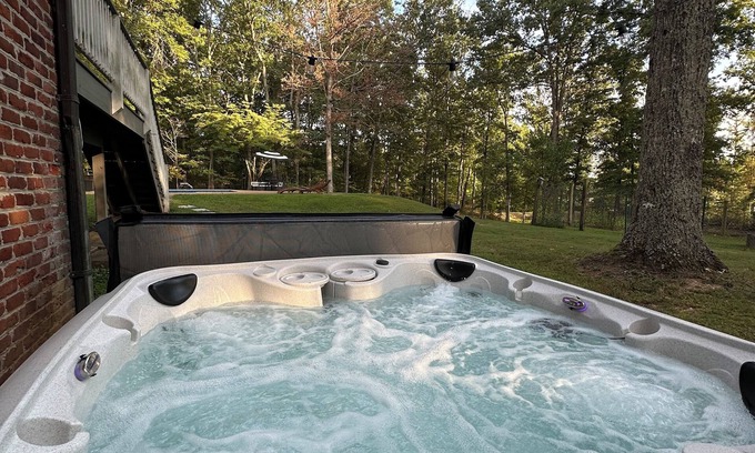 Boyd Tavern House | Private Hot Tub, Pool, Firepit 3 Bdrm/2 Bth in Wine Region of Year