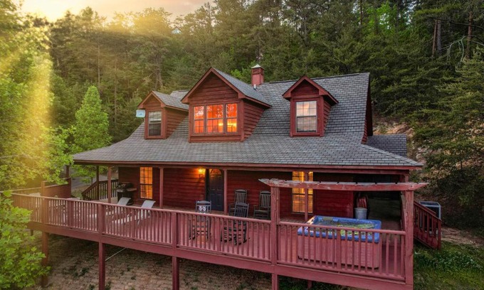 Gatlinburg - Pigeon Forge House | Private Mountain Cabin, hot tub escape in the Smokies, with THE view