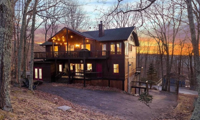Beech Mountain Cabin | Private Mountain Home, 2miles To Ski, Hot Tub, Views, Fireplace, & Pet Friendly!