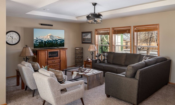 Bozeman House | Private Mountain View Home on 2 Acres in Bozeman