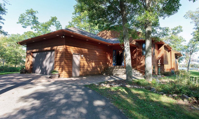 Baxter House | Private Peninsula With 3,000 Feet Of Lakeshore In The Heart Of Lake Country!