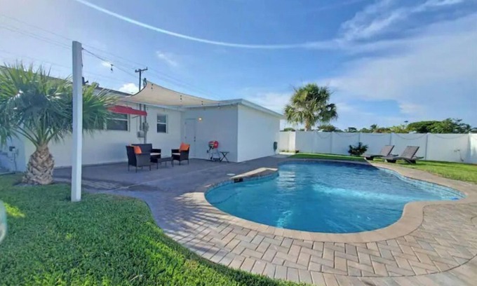 Lantana House | Private Pool - 2 miles to Beach - King bed - Walk to Shops & Restaurants