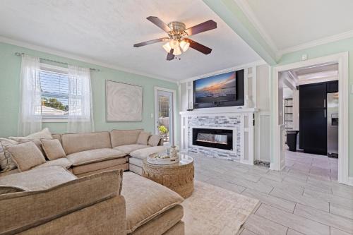 St. Petersburg - Clearwater House | Private Pool, 7 Mi to Spa Beach! Family Pastel Gem