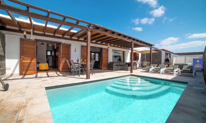 Playa Blanca Villa | Private Pool (Fence Available) close to Marina Rubicon - with Air Conditioning