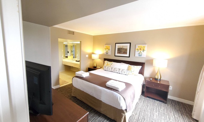Oro-Medonte House | PRIVATE PRESIDENTIAL SUITE 1 BEDROOM