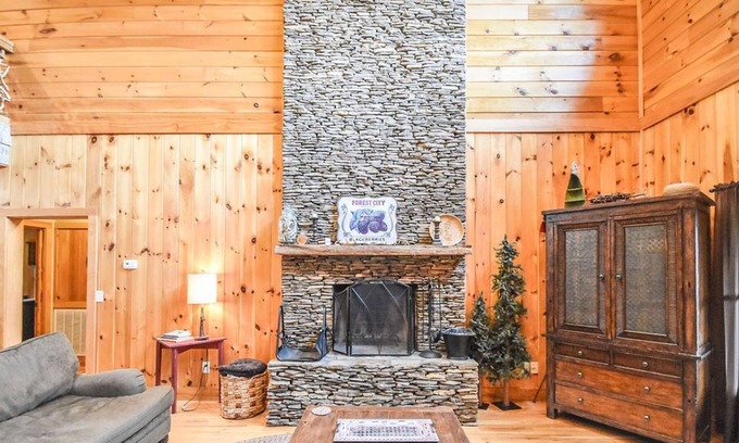 Apple Ridge Cabin | Private prop -10 min to Blowing Rock; large porch w/grill, firepit & fire place