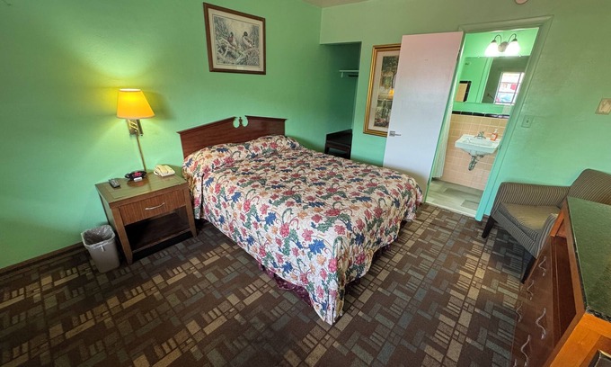Columbus Hotel | Private Room on Main Near Bexley - 33