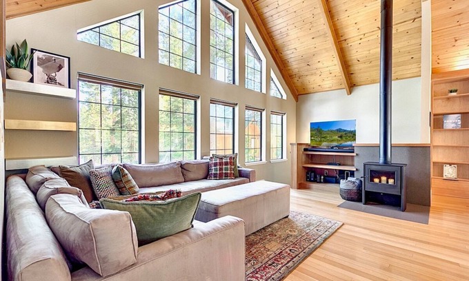 Kings Beach Ski Chalet | Private Ski, Lake & Golf Chalet! Walk to Lake