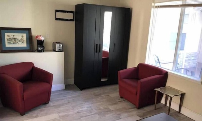 Pompano Beach Apartment | Private studio # 3, five min walking to beach.