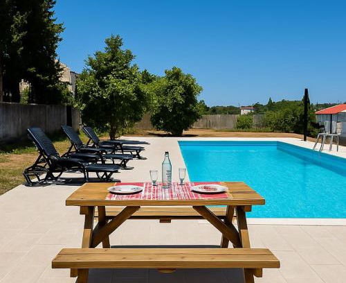 Covilha Villa | Private V3 Equipped Kitchen & Pool
