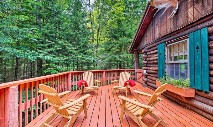 Wilmington Cabin | Private Wooded Cabin: 7 Mi to Mount Snow!