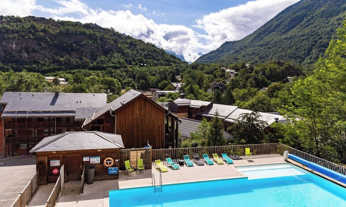 Ax-les-Thermes Condo | Proche de la télécabine Ax 3 Domaines | Piscine