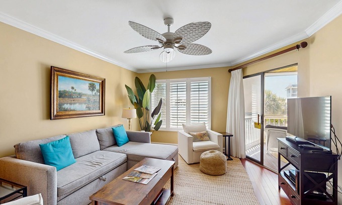 Isle of Palms Villa | Professionally-decorated villa w/beautiful ocean views and shared pool & grill