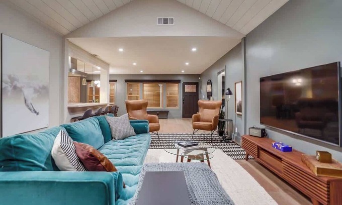 Hollywood Hills West House | Projector | Pool Table | 15min DT | Pets OK | BBQ
