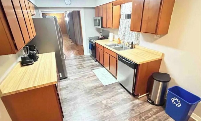 Fox Valley House | PROMO 10% WEEKLY AND 15% MONTHLY!nSpacious & Quaint Home Game Room LOTS of Beds!