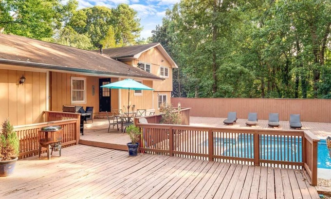 Decatur House | PROMO 5% WEEKLY /10% MONTHLY DISCOUNTnCozy ATL Stunning home with Private Pool