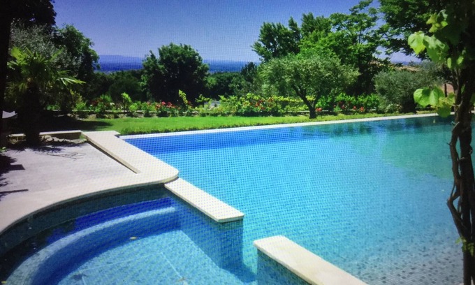 L'Isle-sur-la-Sorgue House | Property in the vaucluse province: Infinity pool/Jacuzzi/View