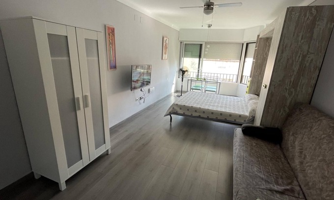 Roses Town Center Apartment | PSU. Studio in the centre, 100m from the beach, parking