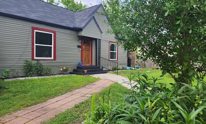 Northside House | Quaint 2/1 in Lindale Park w/FREE EGGS, quiet and convenient neighborhood