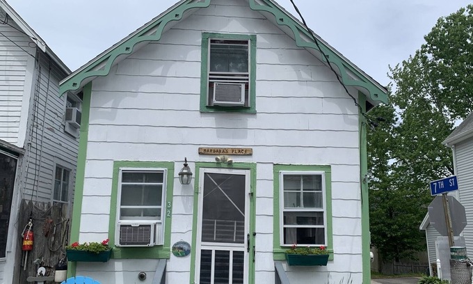 Old Orchard Beach Cabin | Quaint 2 Bedroom Cottage in Old Orchard Beach