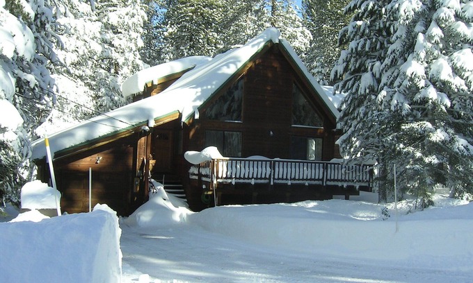 Truckee Cabin | Quaint Cabin Close to Ski Resorts and Donner Lake # Competitive Rates #