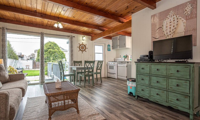 Cayucos House | Quaint & cozy home near town & the beach w/ a grassy backyard. Pet Friendly.