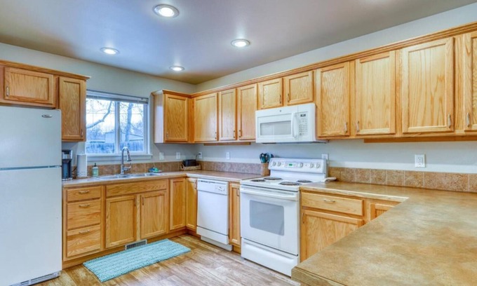 Veterans Park House | Quaint craftsman home across from park and river!