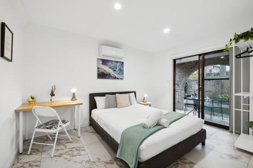 Glenfield House | Quaint Double Room - Centrally Located at Glenfield - Shared Bathroom