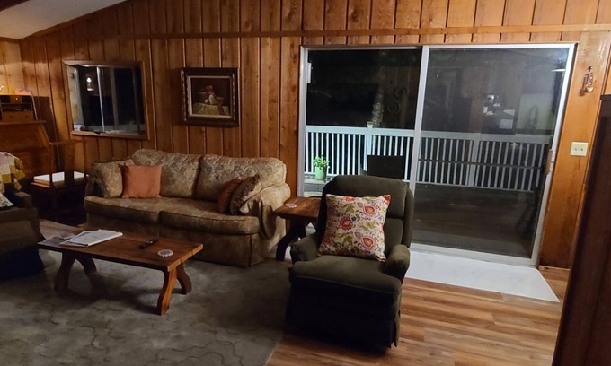 Cumberland Cabin | Quaint getaway cabin on an exclusive Northwoods lake