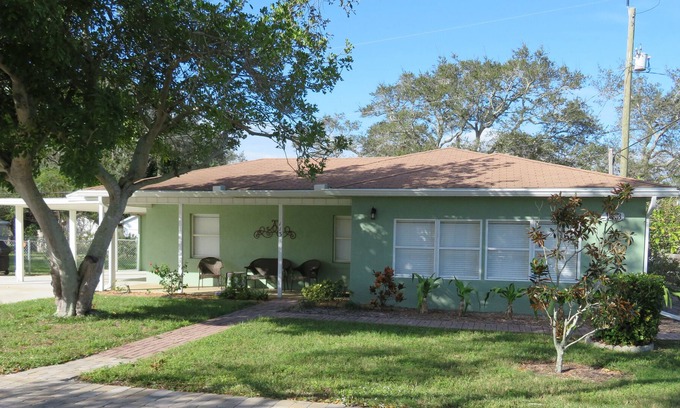 Laurel House | Quaint home with a short walk to the beach!